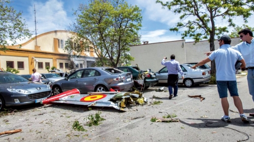 Ostaci aviona  na parkingu