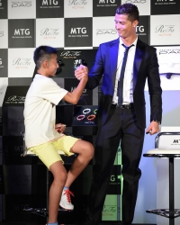 Kristijano Ronaldo sa dečakom u čiju zaštitu je stao