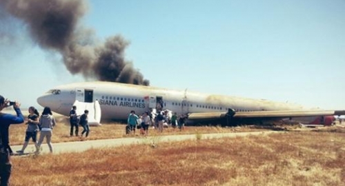 Putnici u panici napuštaju avion