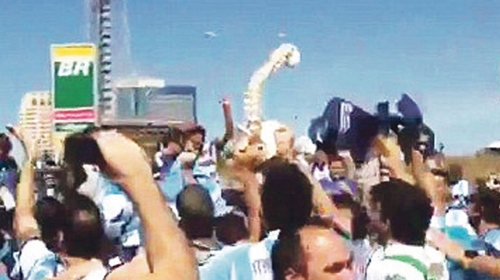 Sramno skandiranje  Argentinaca