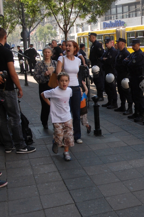 Policija opkolila lokaciju Prajda