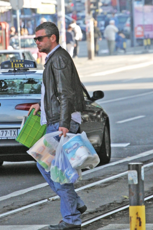 Po sadržaju kesa se može  zaključiti da Nebojša vodi  računa o čistoći doma i tela, ali i o tome kako se hrani
