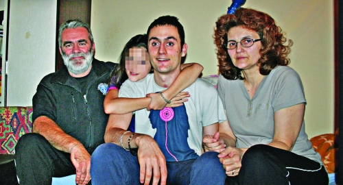 Stefan ne vidi i  teško govori, levu  ruku i nogu ne može  da pomera, a pomoć  mu je potrebna, čak i dok sedi