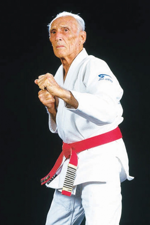 Helio Grejsi,  začetnik  MMA borbi,  svojevremeno je onesvestio Čaka Norisa
