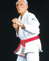 Helio Grejsi,  začetnik  MMA borbi,  svojevremeno je onesvestio Čaka Norisa