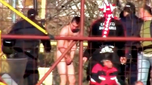 Ponižavanje: Navijač  Levskog bez ičega na sebi
