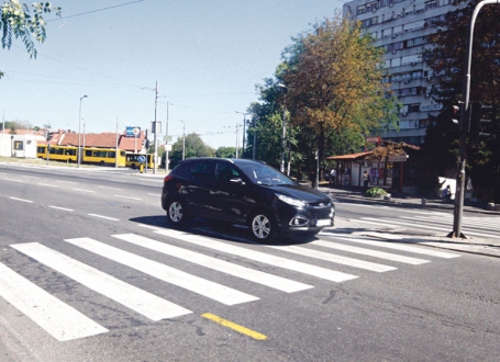 Kritični semafor: Pešaci pretrčavaju ulicu