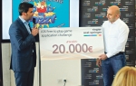 Mark Dekan predaje  pobednički ček vođi  tima „Level Bit“