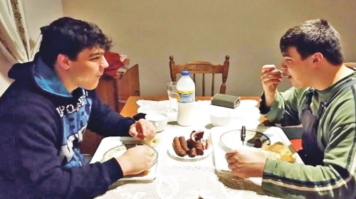 Ćevapi ih čine jačim:  Večera posle treninga  za braću Kajdoči