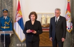 Tomislav Nikolić uručuje medalju Slavici Mehić