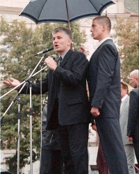 Dok je čuvao pokojnog premijera