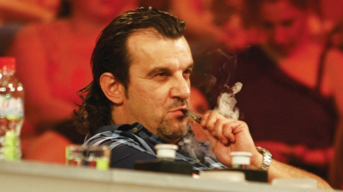 Malo puši  elektronsku cigaru, malo  se češe: Lukas