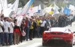 Neko peške, a neko u besnom automobilu