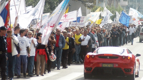 Neko peške, a neko u besnom automobilu