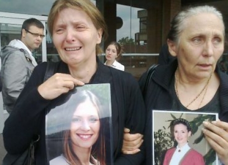 Katica Gundelj (levo) drži fotografiju ćerke