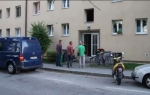 Policijski uviđaj ispred zgrade u kojoj se desila porodična tragedija