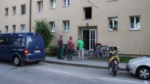 Policijski uviđaj ispred zgrade u kojoj se desila porodična tragedija