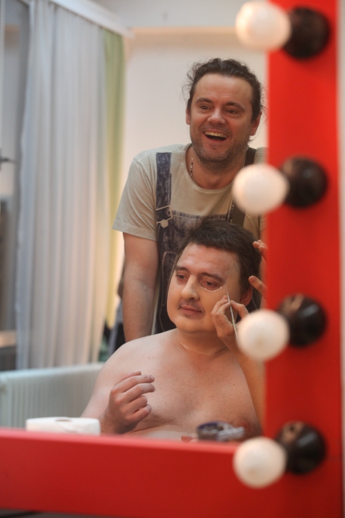 Premijer se šminka
