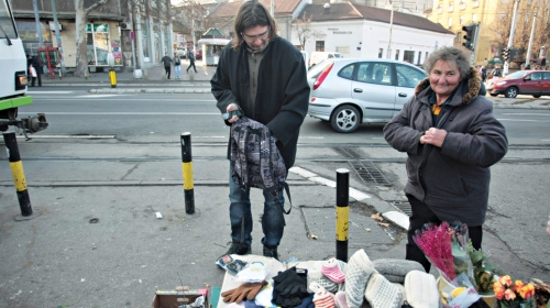Sistematična  kupovina: Muzičar  je pažljivo  razgledao robu