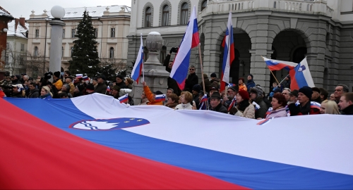 Slovenci ne odustaju od protesta