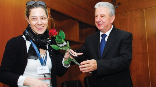 Direktor za  8. mart delio  ruže: Veljović sa  saradnicom