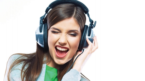Slušanje muzike izaziva lučenje dopamina, koji snižava krvni  pritisak i usporava srčani rad