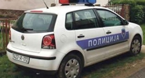 Policijsko vozilo ispred kuće Kneževića