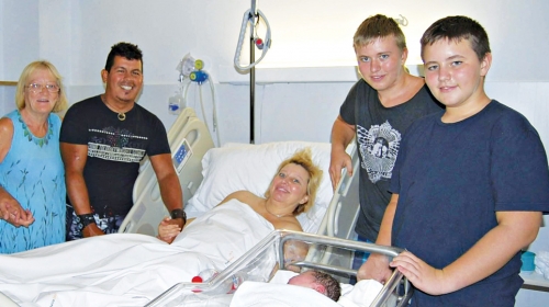 Radosna majka Maksim i baba, sa ocem (drugi sleva) i drugim članovima porodice