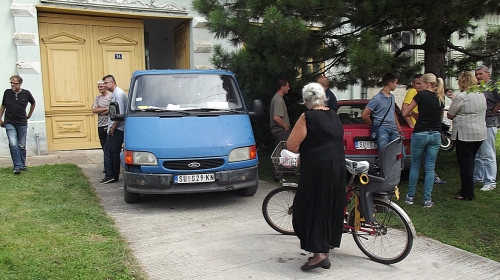 Prijatelji i rodbina ispred kuće Tijaninih babe i dede