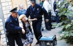 Policajci odvode Milutinovićevu