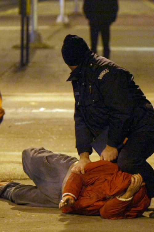 Policija sprečavala kume poginulog da izvrši samoubistvo!