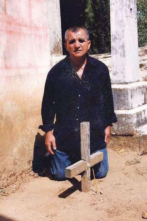 Kamen temeljac Dragan je doneo s vrha Svete  gore. A u vazama se nalazi zemlja sa Zosimovog  groba na Svetoj gori i njegovog kuć