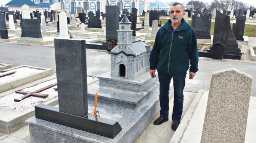 Dragan Vukić ispred  spomen-  -crkve