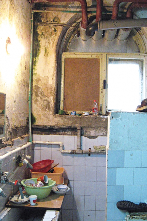 Buđ na zidu zajedničke kuhinje