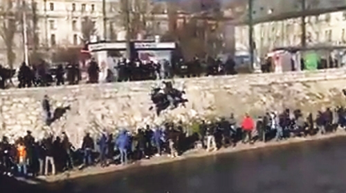 Policija demonstrante  bacala u Miljacku