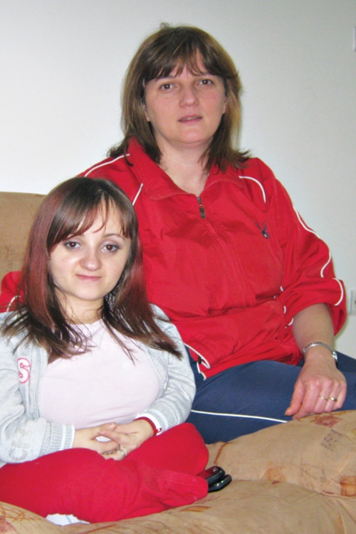 Vanredno upisala školu: Milica sa mamom