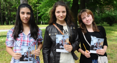 Narod ispred Belog dvora / Foto: Goran Srdanov | Foto: 