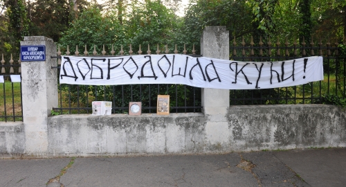 Narod ispred Belog dvora / Foto: Goran Srdanov | Foto: 