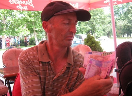 Zoran Maksimović sa ofarbanim evrima korišćenim za hapšenje ucenjivača