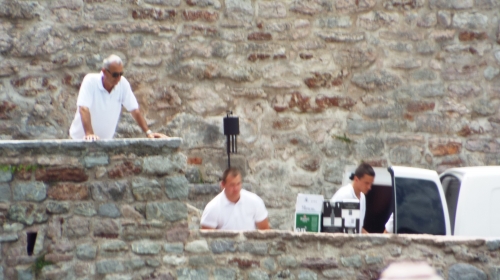 Konobari su  u kartonskim  kutijama donosili piće, među kojem su najskuplje vrste piva, vina i šampanjca
