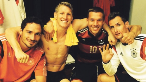 Klose i drugari slavili  u svlačionici
