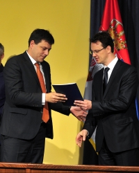 Ministar Srđan Verbić uručuje ugovore izvođačima / Foto Tanjug / Dragan Stankobić 09. 07. 2015.
