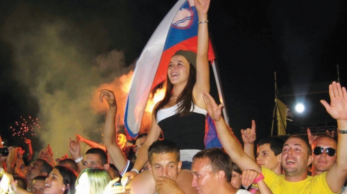 Ludilo ne jenjava...