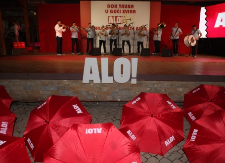 Alo! mis dekolte Guča