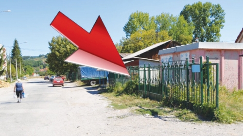 Donji veš i pantalone skida do zglobova, a gornji deo tela i glavu sakrije u mraku