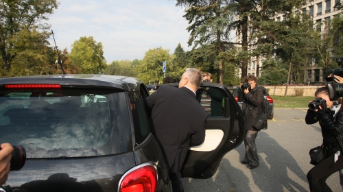 Dinkić izlazi sa saslušanja / Foto: Đorđe Kojadinović