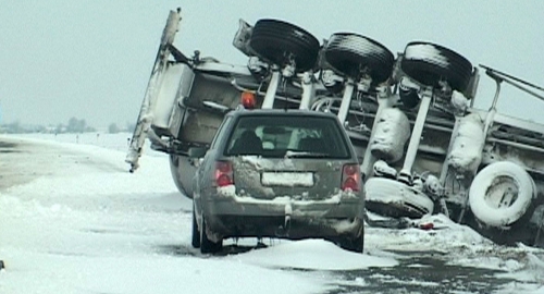 Kamio prevrnut na autoputu ka Subotici / Foto: FoNet | Foto: 
