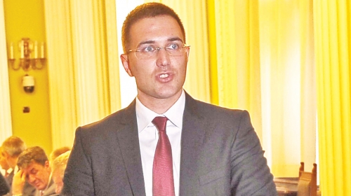 Nisam u potpunosti zadovoljan odnosom pojedinih poslanika prema Skupštini. Uvek ću apelovati na njih i na ministre da pokažu odg