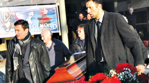 Vlade i Ivica Divac iznose kovčeg iz Doma kulture u Prijepolju