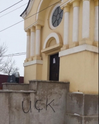 Grafiti OVK na crkvi u Lipljanu